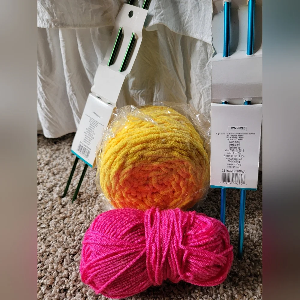 Knitting needles and yarn - Picture 3 of 8